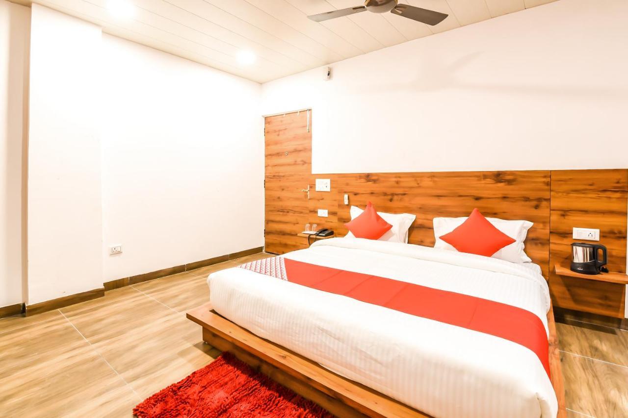 Capital O 19133 Oak Tree Hotel Új-Delhi Kültér fotó