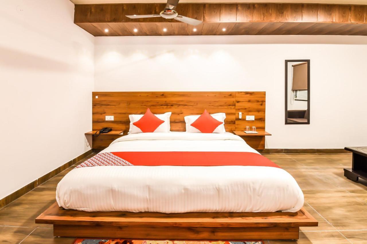Capital O 19133 Oak Tree Hotel Új-Delhi Kültér fotó