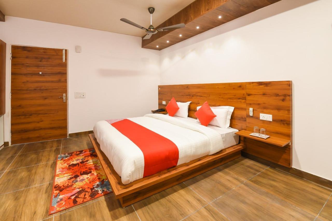 Capital O 19133 Oak Tree Hotel Új-Delhi Kültér fotó
