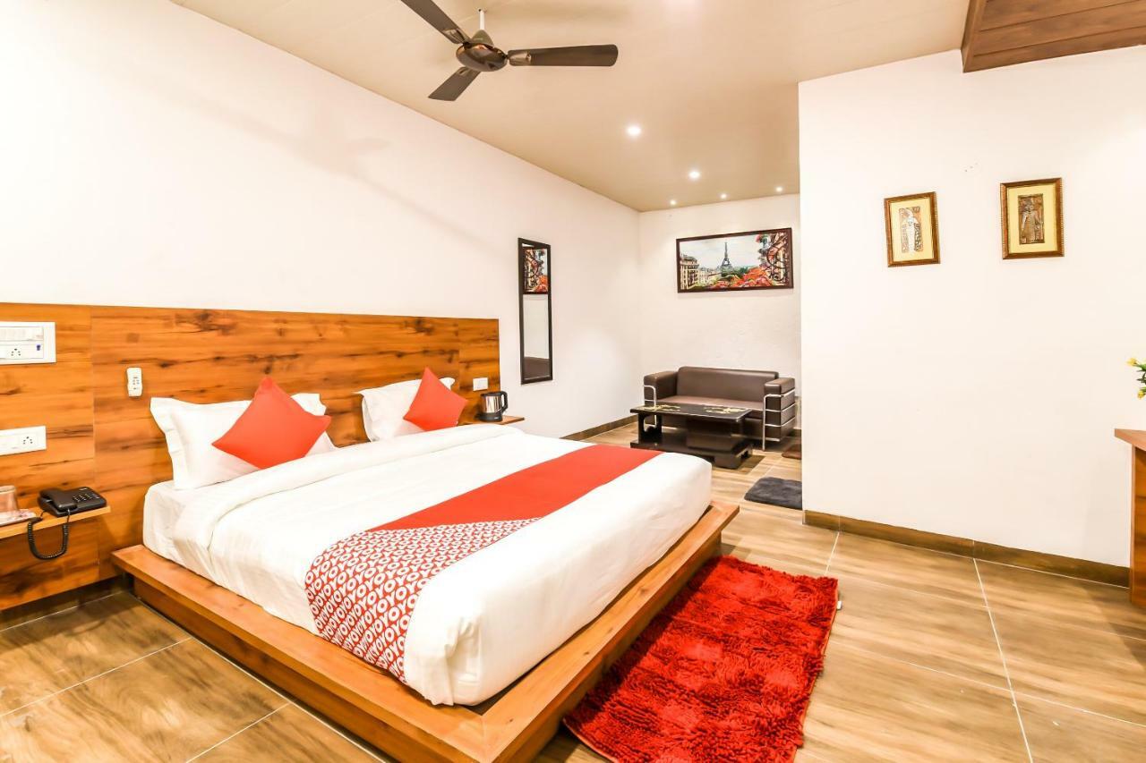 Capital O 19133 Oak Tree Hotel Új-Delhi Kültér fotó